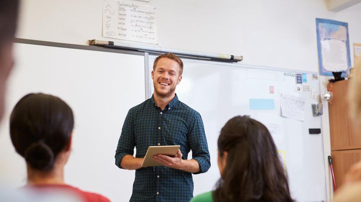 Lærer snakker til elever i klasserom