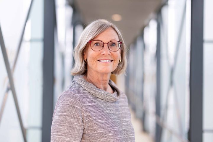 dame med går genser