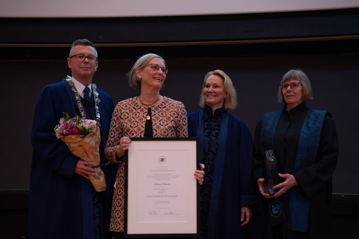 Rektor Dag Rune Olsen, professor og æresdoktor Elaine Munthe, prorektor for utdanning Rikke Gürgens Gjærum og dekan Anne Britt Flemmen på Fakultet for humaniora, samfunnsvitenskap og lærerutdanning.