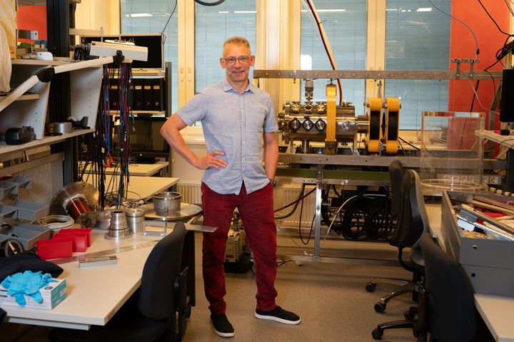 Mann står i et forskningslabratourium.