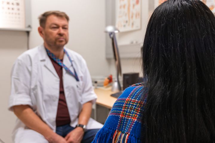 Samiske kvinner rapporterer betydelig høyere forekomst av vold enn ikke-samiske kvinner, og samiske menn opplever også mer vold enn ikke-samiske menn. Nå ønsker forskerne å forstå hvilke utfordringer samiske voldsofre møter når de søker hjelp, og hvordan dette påvirker deres tillit til politiet, helsevesenet og andre myndigheter.