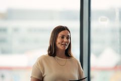 dame som står på en scene og snakker i mikrofon