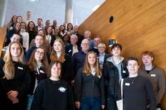 En stor gruppe  unge og voksne i en trapp på UiT