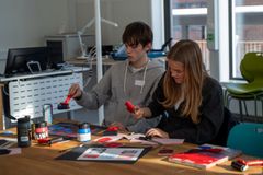 to ungdommer lager kunst