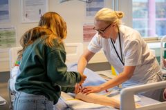 Sykepleierstudiet blir demonstrert under åpen dag i Harstad