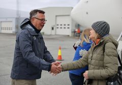 Rektor Dag Rune Olsen ønsker senator Lisa Murkowski velkommen.
