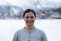 dame som smiler med grå genser