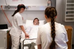 Sykepleierstudenter ved UiT simulerer i praksis