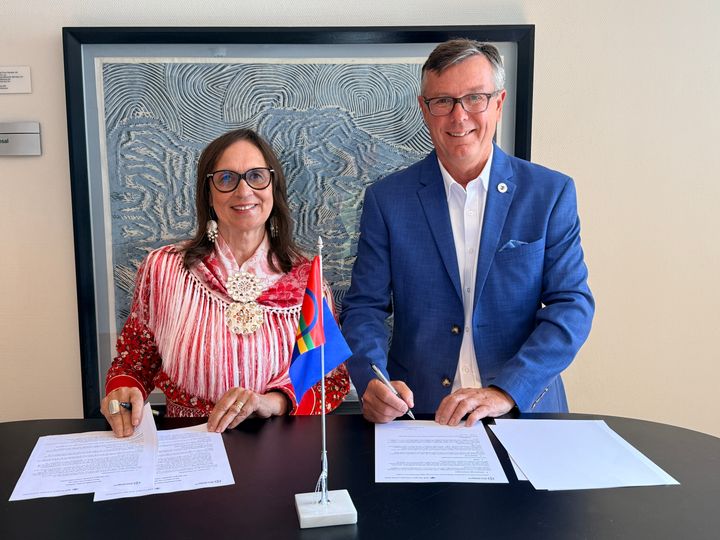 Liv Inger Somby, rektor på Sámi allaskuvla og Dag Rune Olsen, rektor på UiT signerer avtalen.