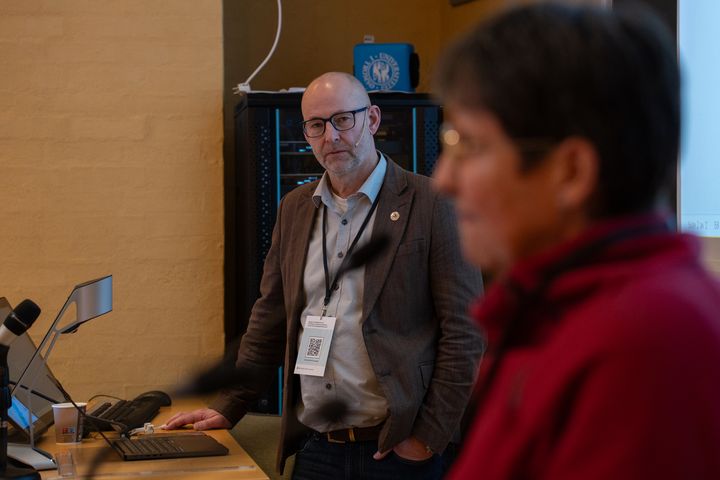 Mann følger med på innlegg under seminar