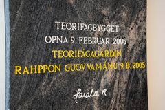 Minnestein med inskripsjon om åpningen av Teorifagbygget den 9. februar 2005 av Kong Harald