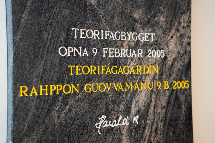 Minnestein%20med%20inskripsjon%20om%20%E5pningen%20av%20Teorifagbygget%20den%209.%20februar%202005%20av%20Kong%20Harald