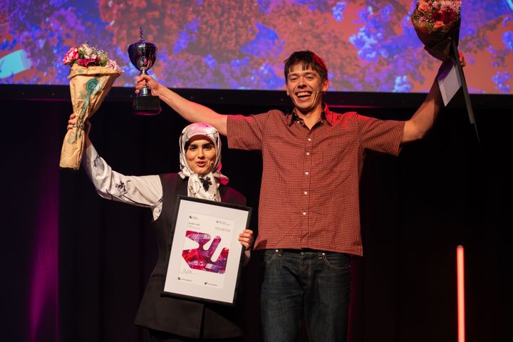Lykkelige vinnere i årets regionfinale i Forsker Grand Prix i Tromsø:Arthur Kruse SØrensen og Arefeh Lotfi.