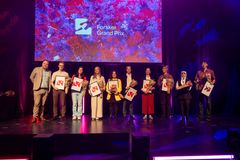 Akke deltakere i Forsker Grand Prix på scenen i Tromsø med blomster.