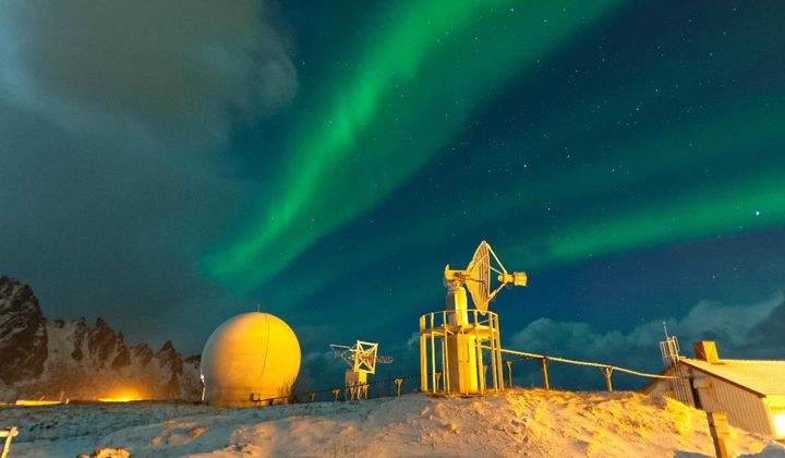 Nordlys%20over%20forskingsinfrastruktur%20i%20arktisk%20landskap.