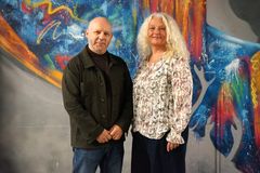 Festivalleder for Sami Music Week, Klemet Anders Buljo og viserektor for UiT, Bente Haug.