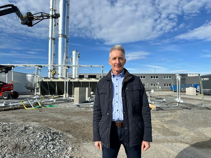 Østfold Energi-sjef Oddmund Kroken ved karbonfangstanlegget som nå er under bygging i Rakkestad