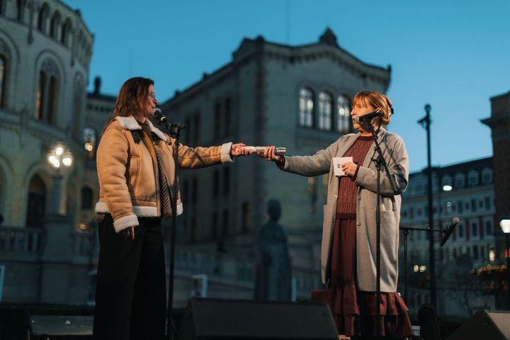 Statssekretær Trude Storheim mottar stafettpinnen for å skape et løft for musikklivet fra generalsekretær i Norsk musikkråd Lise Gulbransen.