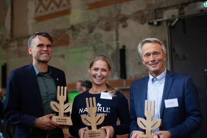Vinnerne av Planteprisen 2022. Fra venstre: Einar Wilhelmsen fra Oslo kommune, Ingrid Sanfelt Hansen fra Naturli og Tor Morten Myrseth fra Ikea.
