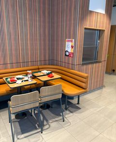 Kritisk plakat som henger på McDonald's Lillestrøm.