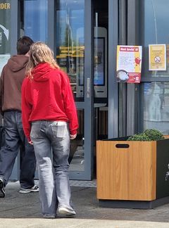 Kritisk plakat som henger på McDonald's Tiller i Trondheim.