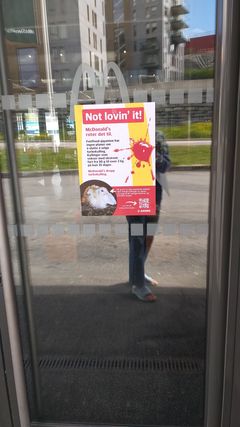 Kritisk plakat som henger på McDonald's Rådalen i Bergen.
