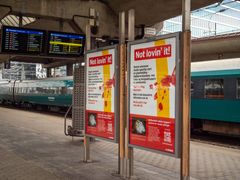 Alt-tekst: Reklameskilt med teksten "Not Lovin' It" på en togperrong på Oslo S.