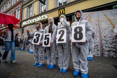 Frivillige i Anima holder tallet 3528, antallet kyllinger som ville vært inne på McDonald’s-restauranten dersom det var en kyllingfarm.