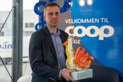 Knut Lutnæs fra Coop med Dyrevernkompasset.