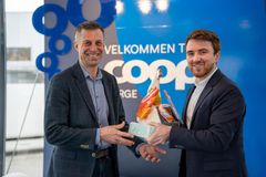 Niklas Fjeldberg fra Anima overrekker Dyrevernkompassets skulptur til Knut Lutnæs fra Coop.