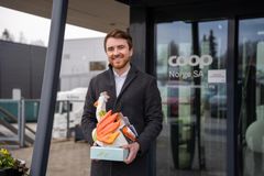 Niklas Fjeldberg fra Anima overrekker skulpturen fra Dyrevernkompasset til Knut Lutnæs fra Coop.