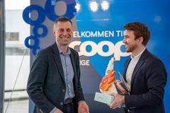 Niklas Fjeldberg fra Anima overrekker skulpturen fra Dyrevernkompasset til Knut Lutnæs fra Coop.