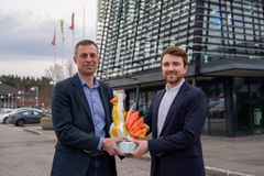 Niklas Fjeldberg fra Anima overrekker skulpturen fra Dyrevernkompasset til Knut Lutnæs fra Coop.