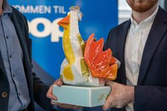 Niklas Fjeldberg fra Anima overrekker skulpturen fra Dyrevernkompasset til Knut Lutnæs fra Coop.