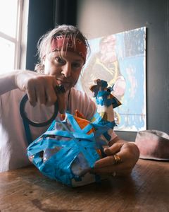 Skulpturen gitt i forbindelse med tildelingen av Dyrevernkompasset, her arbeider kunstneren Nikolai «NIX» Gyllenhammar.