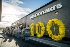 Dyrevenner protesterer utenfor McDonald’s i Hønefoss foran ballongtallet 100.