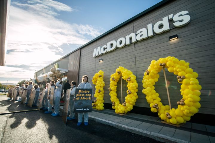 Dyrevenner protesterer utenfor McDonald’s i Hønefoss foran ballongtallet 100.