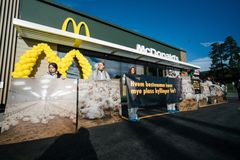 Dyrevenner i smitteverndrakter protesterer mot kyllingvelferd utenfor nye McDonald’s i Hønefoss.
