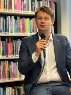 Ap-politikere Øystein Mathisen lovet å satse på skolebiblioteker under frokostmøte 18 april 2024. Foto: Henrik Pryser Libell Fri bruk sammen med omtale av nyheten.