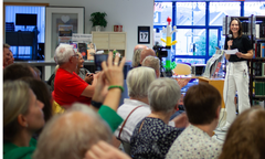 Bibliotekleder på Jevnaker Folkebibliotek, Guro Skretteberg, i valgdebatt med partienes førstekandidater på biblioteket 17. august 2023. Foto: Siv Storløkken, Jevnaker kommune