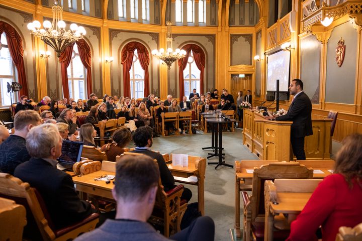 ILLUSTRASJONSFOTO: Stortingspresident Masud Gharahkhani holder åpningstale under et seminar i lagtingssalen i juni 2024. Kopirettigheter: Stortinget Kreditering: Peter Mydske/Stortinget