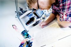Morten Mørland, norsk karikaturtegner fra Tromøy, mest kjent for sine politiske karikaturtegninger i London-avisen The Times. På hans kontor i London.