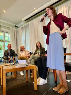May Linn Clement forteller vits under Fritt Ords 50 års jubileum, juni 2024