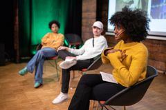 Debatt. Ammal Ahmed Haj Mohamed fra norsk PEN (første fra høyre) på scenen under ung-programmet på Litfest Bergen i 2025.