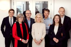 Fritt Ord Styret desember 2023. Fra venstre: Sylo Taraku, Sigrun Slapgard, Bård Vegar Solhjell, Grete Brochmann, Bjarne Kveim Lie, Anine Kierulf og Frank Rossavik. Slapvik er siden gått ut og Kjersti Gautestad Norheim er gått inn (2024)