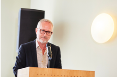 Bård Vegar Solhjell taler ved tildelingen av en Fritt Ords honnør i 2021