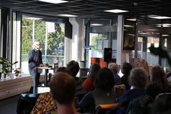 Terje Tvedt på Filosofisk kafé på Kongsberg bibliotek, september 2025. Foto: Kongsberg bibliotek