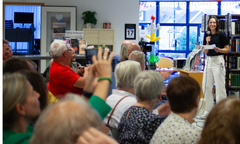 TIdligere støtte: Bibliotekleder på Jevnaker Folkebibliotek, Guro Skretteberg, i valgdebatt med partienes førstekandidater på biblioteket 17. august 2023. Foto: Siv Storløkken, Jevnaker kommune