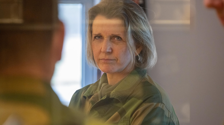 Generalmajor Elisabeth G. Michelsen skal skrive bok om ukultur i Forsvaret, sammen med major Amanda Bergh Schjelderup. Her er Michelsen i et møte under Øvelse Jøssing, 2023.