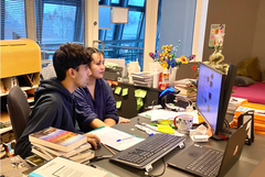 Skolebibliotekar Lan Phuong Le og elev driver kildesøk utenfor biblioteket i lokalene til Stovner Ung.